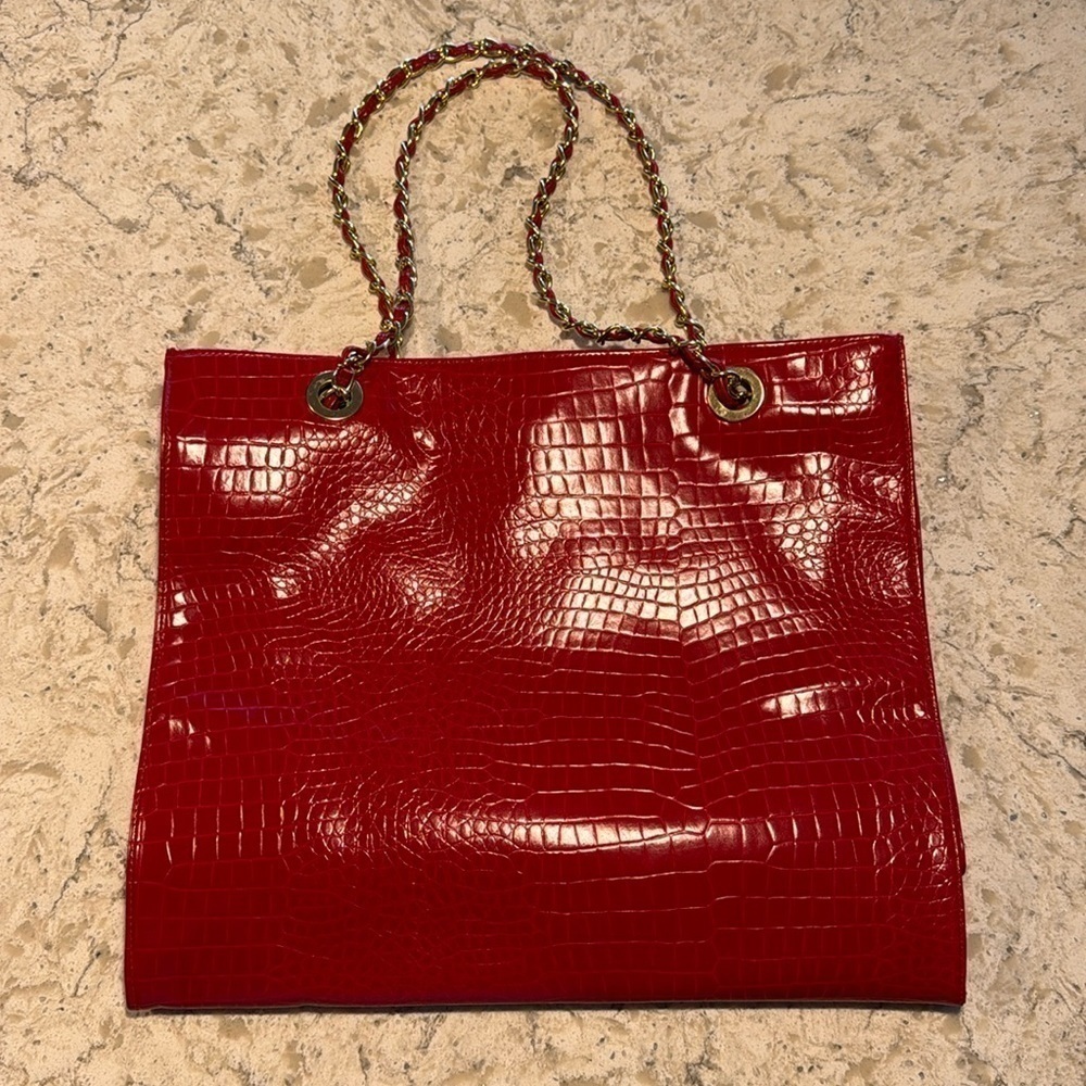 VINTAGE~RED~FAUX LEATHER HANDBAG~SNAP CLOSURE~GOLD LINK STRAPS W/RED LEATHER~BR​